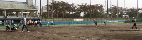 12月12日、ソフトボール女子日本代表の沖縄合宿での報道陣との試合で先発した後藤希友（右）（撮影・松熊洋介）