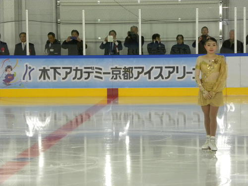 木下アカデミー京都アイスアリーナの滑り初めで演技を披露した紀平梨花（撮影・松本航）
