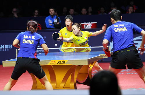 決勝で対戦する水谷（中央左）、伊藤組（撮影・三須一紀）