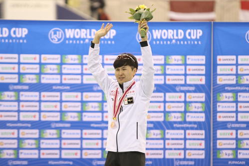 男子500メートル　表彰式で声援に応える村上（撮影・西塚祐司）