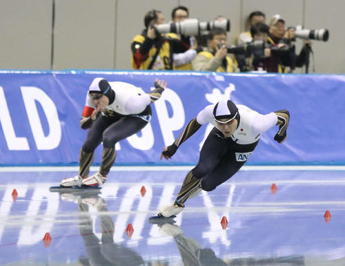 男子500メートル　コーナーを回る村上（右）と新浜（撮影・西塚祐司）