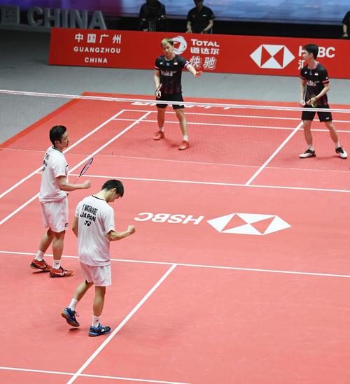 インドネシアのペア（奥）に勝利した遠藤（左）、渡辺組（共同）