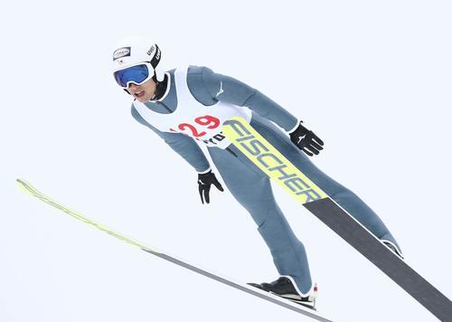 男子ノーマルヒル1回目6位から逆転優勝した清水（撮影・黒川智章）　