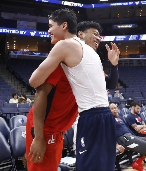 試合前に抱き合うウィザーズの八村（奥）とグリズリーズの渡辺（共同）