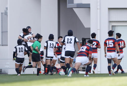 関学大対朝日大　後半、朝日大FB永野（左から3人目）がトライを決め喜び合う選手ら（撮影・前田充）