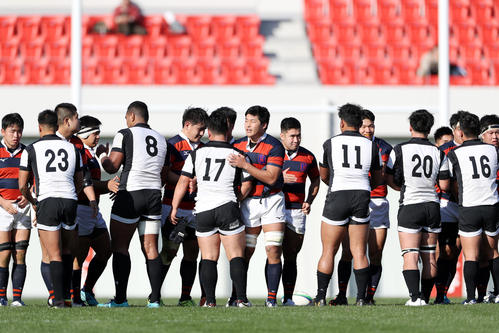 関学大対朝日大　関学大が勝利し、健闘をたたえ合う両チームの選手たち（撮影・前田充）