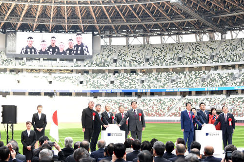 新国立競技場の竣工式が行われ安倍首相、橋本五輪相、小池都知事、設計者の建築家隈研吾氏らが出席した（撮影・横山健太）