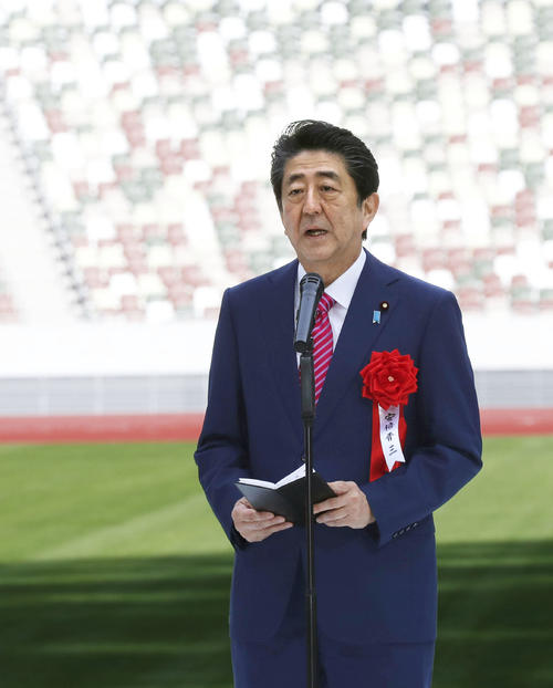 国立競技場の竣工式であいさつする安倍首相（共同）