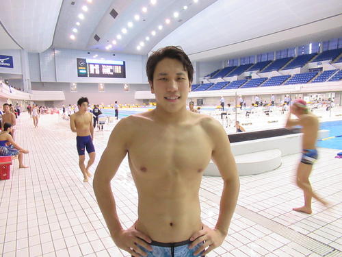 競泳男子の松元は、今年最後のレースを終えて「締めガツオです」とにっこり（撮影・益田一弘）