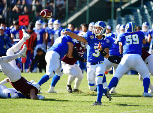 関学大対早大　第1クオーター、パスを出す関学大QB奥野耕世（撮影・清水貴仁）