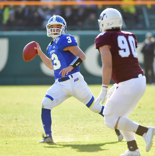第2Q、パスを出す関学大QB奥野耕世（撮影・清水貴仁）