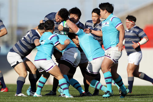 同大対筑波大　前半、激しくぶつかり合う両チームの選手たち（撮影・前田充）