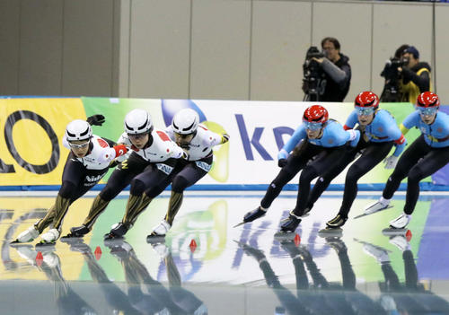 ベルギーチームをコーナーで抜き去る（左から）高木菜、高木美、佐藤（撮影・西塚祐司）