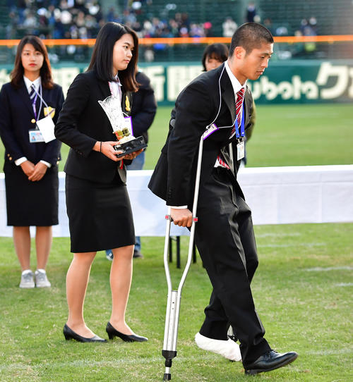 松葉づえ姿で表彰式に臨んだ立命大QB荒木優也（撮影・清水貴仁）