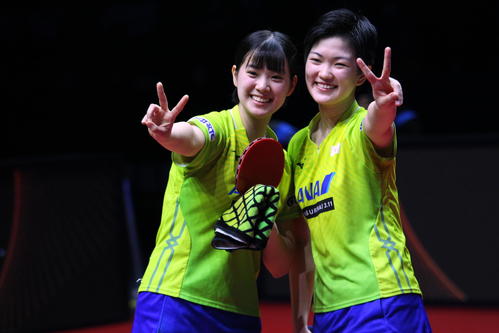 女子ダブルスで初優勝し、ピースサインを見せる長崎美柚（左）と木原美悠（撮影・三須一紀）