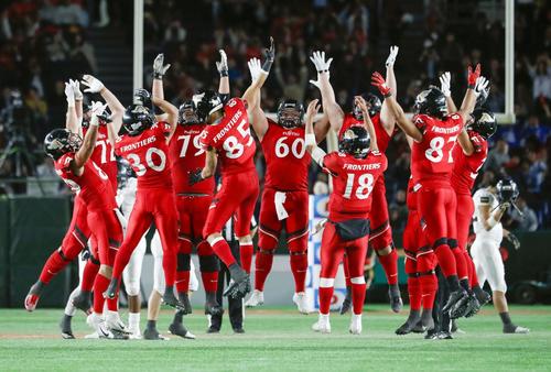 パナソニックに競り勝って4年連続5度目の優勝を果たし、喜ぶ富士通の選手たち（共同）