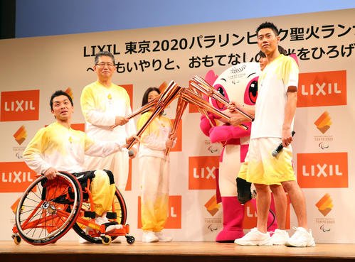 トーチキスを実施する錦織圭（右端）らイベント参加者たち（2019年11月27日）