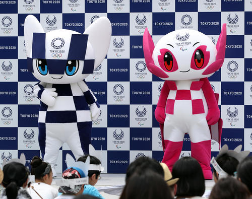 東京2020オリンピックマスコット「ミライトワ」（左）と東京2020パラリンピックマスコット「ソメイティ」