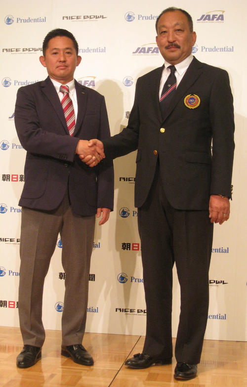 記者発表で握手を交わす、富士通山本HC（左）と関学大鳥内監督（撮影・吉池彰）