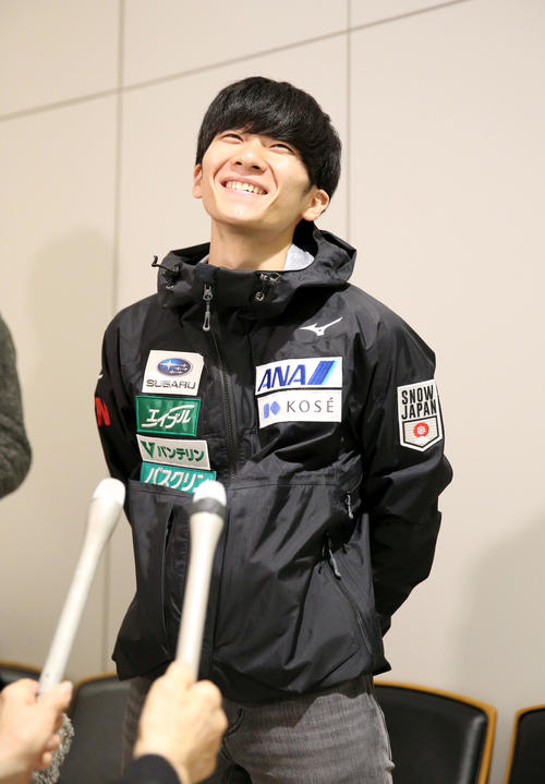 W杯初優勝を飾り笑顔で囲み取材に応じる佐藤幸（撮影・佐藤翔太）