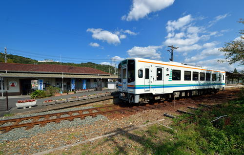 気賀駅に停車中の天竜浜名湖鉄道の列車