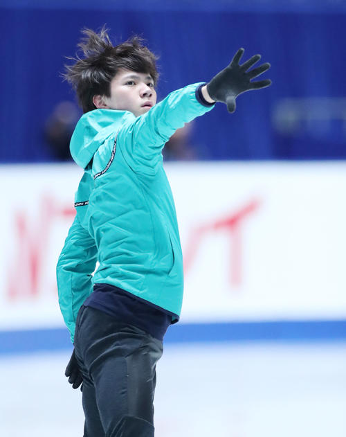 全日本フィギュアスケート選手権前日練習で演技の確認を行う宇野（撮影・垰建太）
