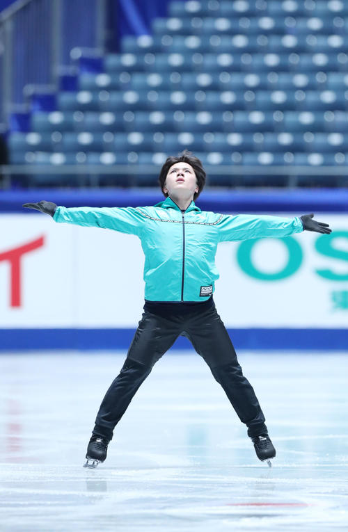 全日本フィギュアスケート選手権前日練習で演技の確認を行う宇野（撮影・垰建太）
