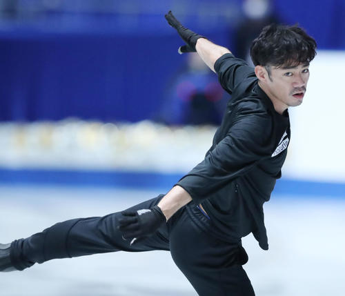 全日本フィギュアスケート選手権前日練習で演技の確認を行う高橋（撮影・垰建太）