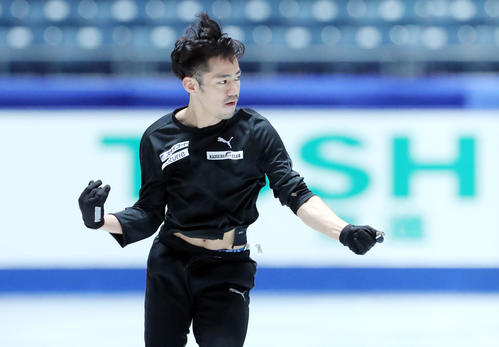全日本フィギュアスケート選手権前日練習で演技の確認を行う高橋（撮影・垰建太）