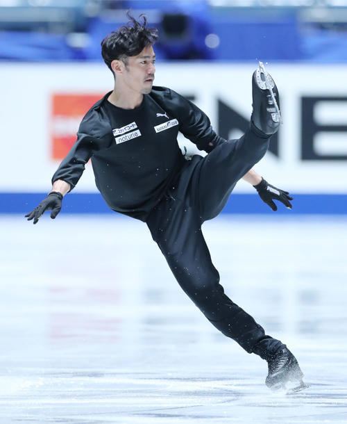 全日本フィギュアスケート選手権前日練習で演技の確認を行う高橋（撮影・垰建太）