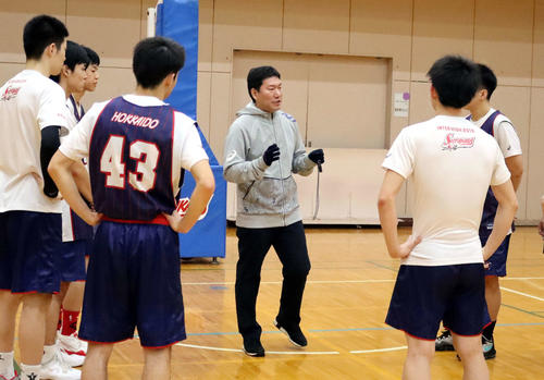 選手に指示を出す就任18年目の白樺学園・宮下監督（中央）（撮影・永野高輔）