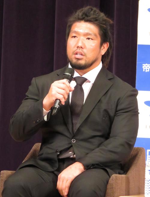 帝京大の学生に感謝の言葉を伝える堀江翔太（撮影・峯岸佑樹）