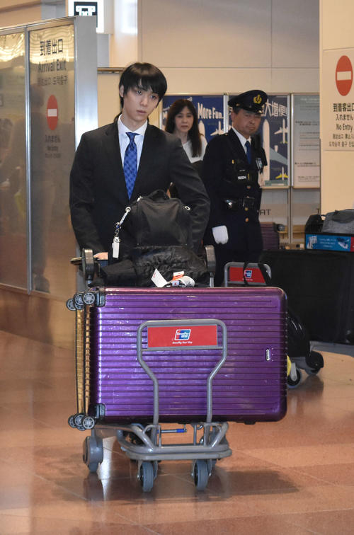 全日本選手権出場に向けて羽田空港に到着した羽生結弦