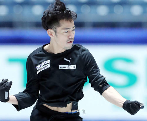 全日本フィギュアスケート選手権前日練習で演技の確認を行う高橋（撮影・垰建太）