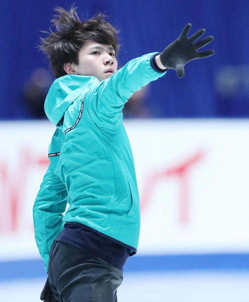 全日本フィギュアスケート選手権前日練習で演技の確認を行う宇野（撮影・垰建太）