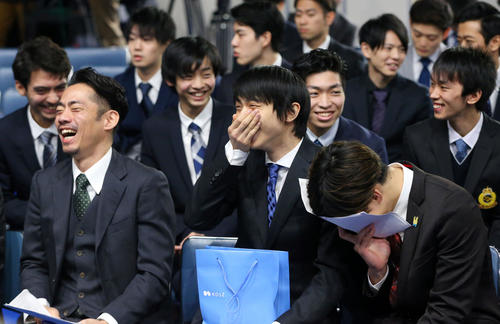 全日本フィギュアスケート選手権の開会式で楽しそうに笑顔を見せる、前列左から高橋、羽生、田中（撮影・垰建太）
