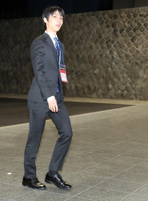 空港から到着し報道陣にあいさつして会場に入る羽生（撮影・垰建太）