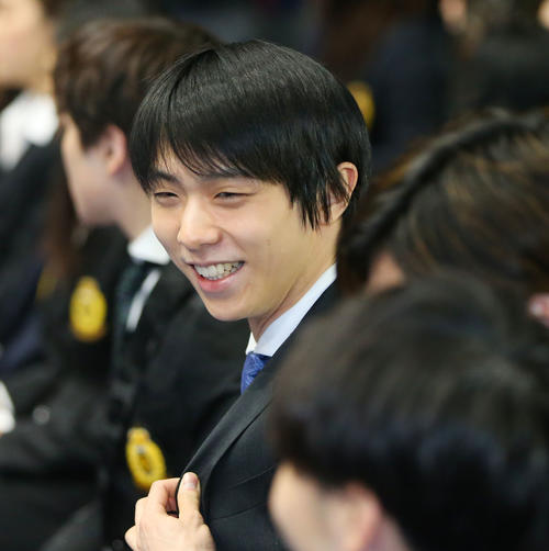 全日本フィギュアスケート選手権の開会式に参加し笑顔を見せる羽生（撮影・垰建太）