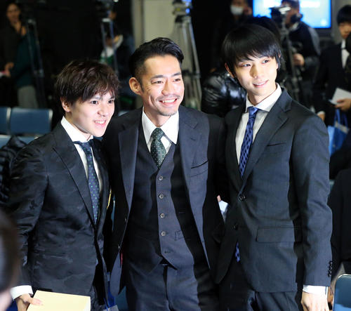 全日本フィギュアスケート選手権の開会式を終え記念写真に納まる、左から宇野、高橋、羽生（撮影・垰建太）