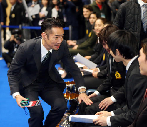 全日本フィギュアスケート選手権の開会式に参加し羽生（右）にあいさつする高橋（撮影・垰建太）