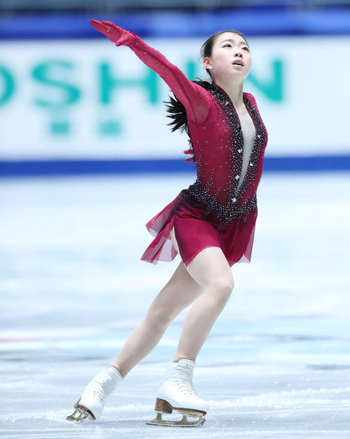 全日本フィギュアスケート選手権前日練習で演技の確認を行う紀平（撮影・垰建太）