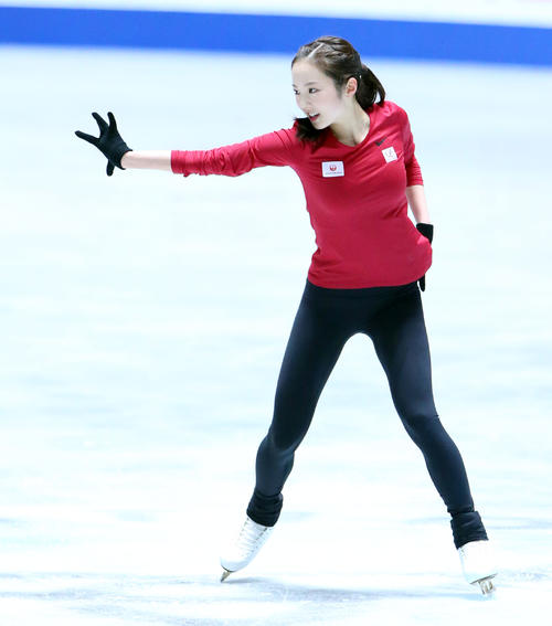 全日本フィギュアスケート選手権公式練習でSPの演技の確認を行う本田（撮影・垰建太）