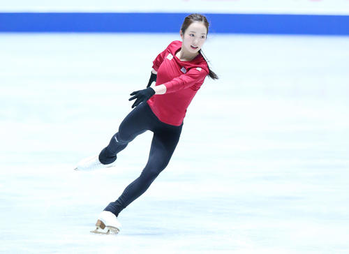 全日本フィギュアスケート選手権公式練習でSPの演技の確認を行う本田（撮影・垰建太）