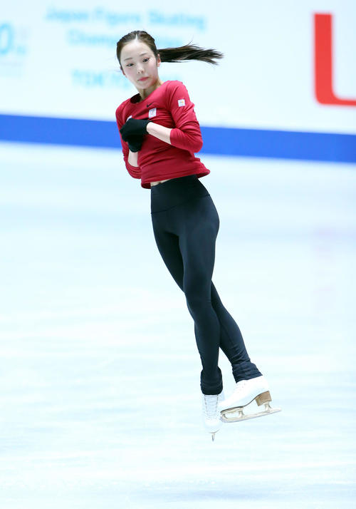 全日本フィギュアスケート選手権公式練習でSPの演技の確認を行う本田（撮影・垰建太）