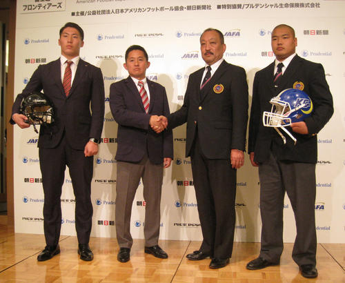 記者発表で健闘を誓い合う、左から富士通OLB趙副将、山本HC、関学大鳥内監督、DL寺岡主将（撮影・吉池彰）
