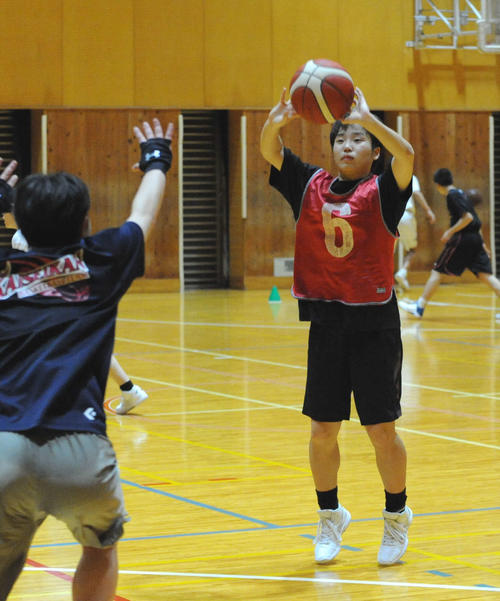 練習中に高確率で3点シュートを決めた浜松開誠館の黒川菜津奈（右）