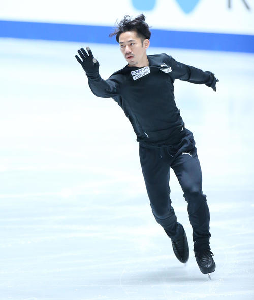 全日本フィギュアスケート選手権公式練習で演技の確認を行う高橋（撮影・垰建太）