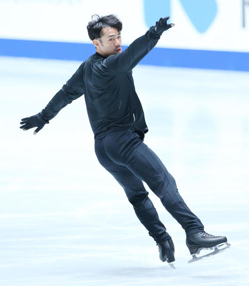 全日本フィギュアスケート選手権公式練習で演技の確認を行う高橋（撮影・垰建太）