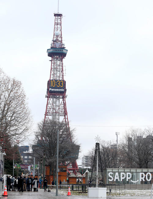 大通公園を視察する国際オリンピック委員会、世界陸上競技連盟、東京2020組織委員会の視察団（左下）（2019年12月14日）