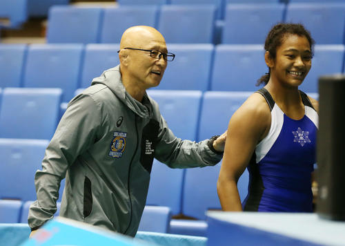女子65キロ級の1回戦を勝利した類家（右）を笑顔でねぎらう栄監督（撮影・河野匠）
